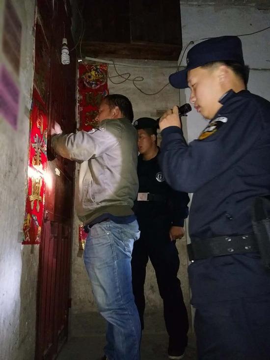 阿拉善盟粗心妈妈误将幼女锁家中 