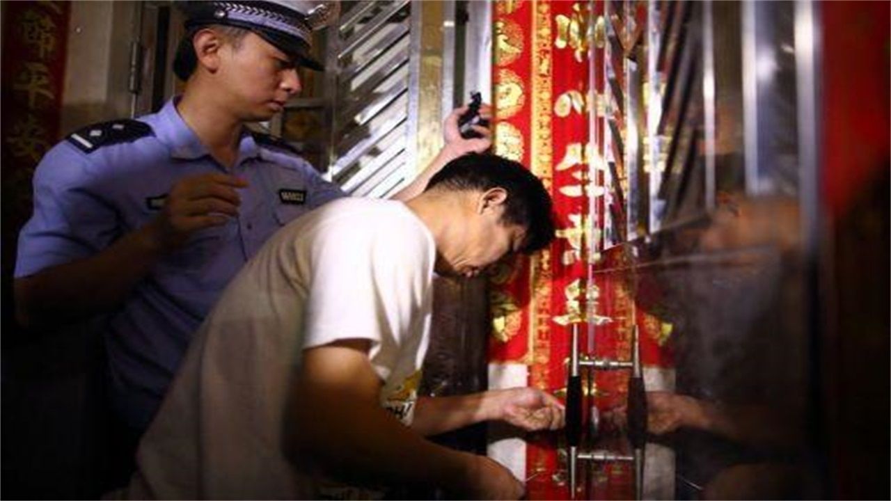 阿拉善盟请开锁师傅开了锁后，师傅